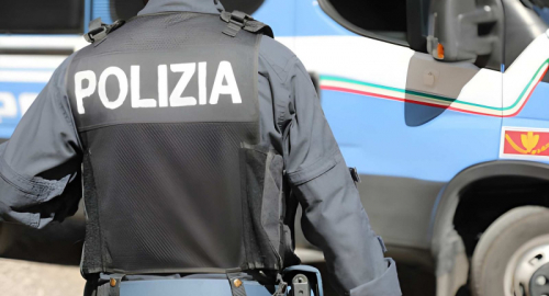 Follia e terrore a Napoli: donna accoltellata su un autobus di linea, sventato il linciaggio dell'aggressore